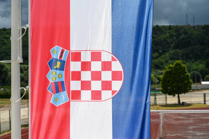 Hrvatska nacionalna zastava se vijori se vjetru. Zastava Republike Hrvatske na stupu.