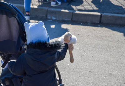 Dijete iz Ukrajine drži plišanu igračku na granici sa Slovačkom.