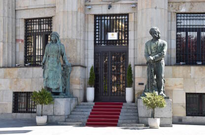Statue ispred zgrade predsjednika Republike Srpske i ulaz