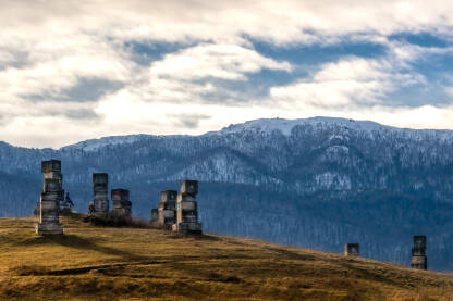 Garavice - spomenik civilnim žrtvama Drugog svjetskog rata nadomak Bihaća. U pozadini se vidi planina Plješevica.