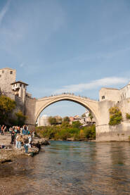 Stari Most u Mostaru, pogled sa platoa pored Neretve