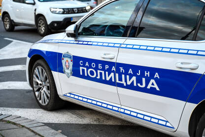 Saobraćajna policija u Beogradu. Saobraćajna policija u Beogradu, Srbija. Vozilo policije u gradu. Automobil saobraćajne policije.