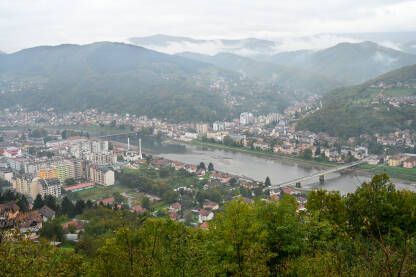 Goražde, Bosna i Hercegovina, snimak dronom iz zraka. Rijeka Drina i grad Goražde