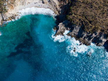 More, valovi i stijene, snimak dronom. Morska obala.