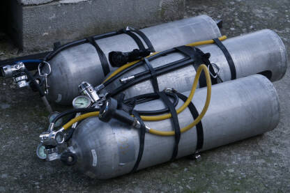 Boce za ronjenje sa pripadajućom opremom