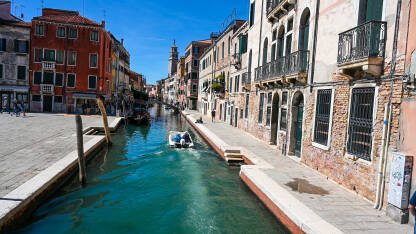 Venecija, Italija. Zgrade i riječni kanal.