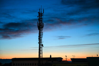 Zalazak sunca. GSM i radio antena na zgradi.
