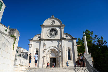 Šibenik, Hrvatska. Katedrala u centru grada. Turisti istražuju grad.