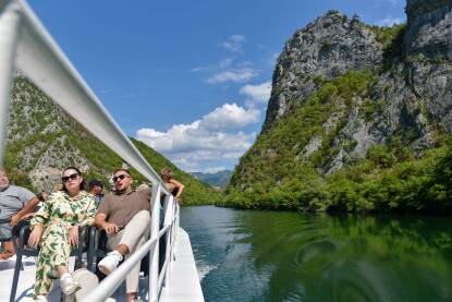 Kanjon rijeke Drine, turisti na brodu Putovanje brodom od Perućca, Bajina Bašta do Višegrada kanjonom rijeke Drine. Kanjon Drine, dubok i do 1.000 metara, među najdubljim je u Evropi.