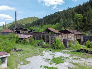 Napušteni industrijski kompleks, snimak dronom. Ruševine napuštene fabrike. Propala industrijska hala.  Nekadašnja željezara u Varešu.