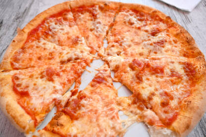 Italijanska pizza. Italijanska pizza. Svježe pripremljena pizza u restoranu.
