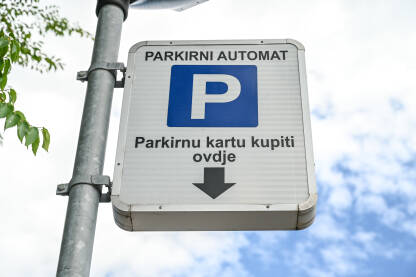Znak za parking automat. Parking na naplatu za vozila u gradu.