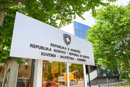 Priština, Kosovo: Skupština Kosova. Tabla sa natpisom: Republika Kosovo. Grb Kosova.