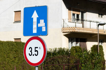Saobraćajni znakovi koji značavaju put sa jednosmijernim saobraćajem izabrana saobraćanja vozilima čija ukupna masa prelazi 3.5 tona.