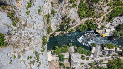 Izvor rijeke Bune i tekija u Blagaju, Bosna i Hercegovina. Litice i izvor rijeke, snimak dronom.