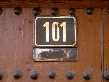 Broj 101 na drvenim vratima