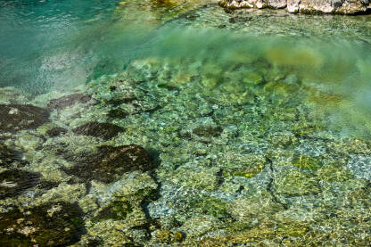 Izvor rijeke Krke, Hrvatska. Prelijepa prozirna rijeka u prirodi.