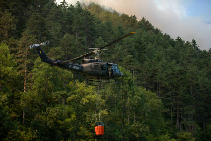 Helikopteri OS BiH u akciji gašenja šumskog požara.