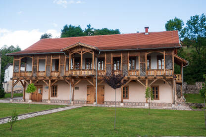 Cekovića kuća na Palama je izgrađena 1915. godine i predstavlja jednu od najočuvanijih i najljepših kuća na ovim prostorima sa početka XX vijeka. Pod zaštitom je države.