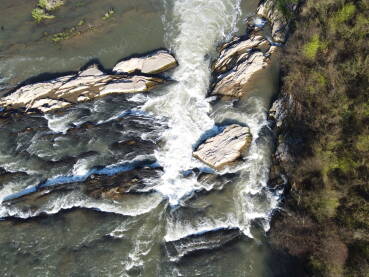 Fotografija vodopada na rijeci slikana dronom iz ptičije prespektive