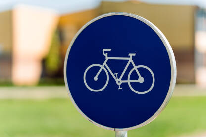 Označava saobraćajnu, prometnu površinu koja je namijenjena isključivo za kretanje biciklista.