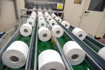 Proizvodnja toalet papira u fabrici. Mašina za izradu rolni toalet papira.