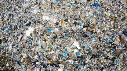 Deponija smeća s gomilom otpada, snimak dronom. Zagađenje okoliša. Plastične vrećice, ambalaža i pet boce. Tone smeća.