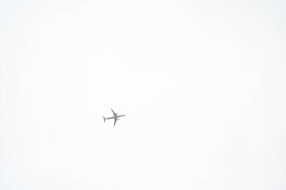 Avion leti u oblacima. Putnički avion u magli. Putnički prevoz.