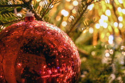 Novogodišnji i božićni ukrasi. Šarene dekoracije i upaljene lampice na drvetu. Sretna Nova godina.
