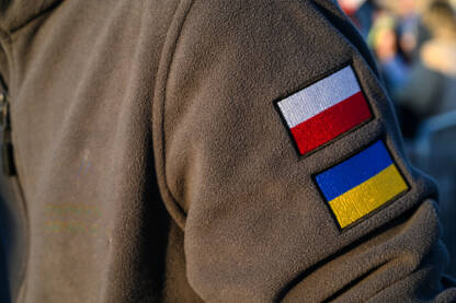 Zastave Poljske i Ukrajine na majici vojnika.
