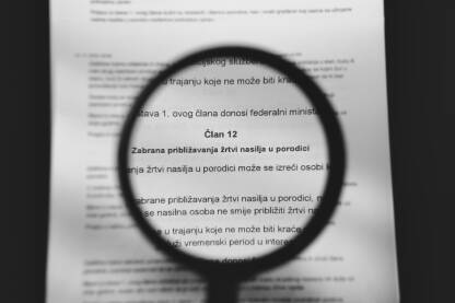 Zabrana približavanja žrtvi nasilja u porodici. Zakon štiti žrtve rodno zasnovanog nasilja. 

Fotografija besplatna za medijsku upotrebu, komercijalno korištenje zabranjeno.

Autorka: Amira Skopljak