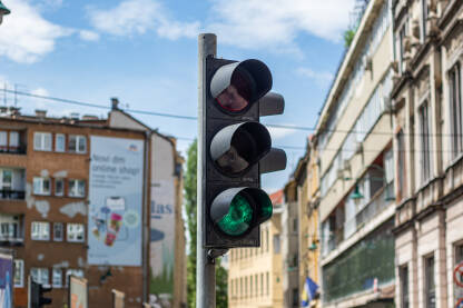 Zeleno svjetlo na semaforu, saobraćajni znak