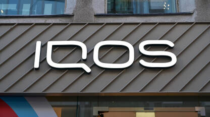 IQOS logo na prodavnici. Elektronska cigareta i grijani duhan.