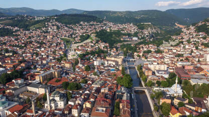 Sarajevo, Bosna i Hercegovina: Snimak dronom starog grada. Zgrade, ulice, kuće i mostovi preko rijeke Miljacke.