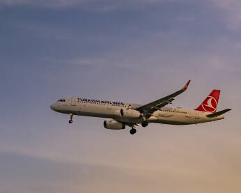 Avion pri slijetanju. Avion kompanije Turkish Airlines u vazduhu.