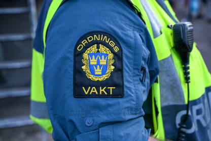 Službena švedska značka (ordningsvakt) na rukavu na uniformi čuvara javnog reda. Krupni plan službene oznake čuvara javnog reda u Švedskoj.