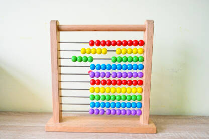 Drvena edukativna igračka za brojanje za djecu. Okvir za brojanje. Alat za računanje. Perle na žici.