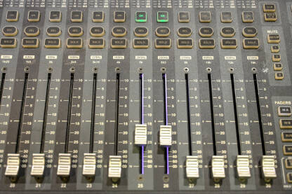 Audio mikser. Krupni plan profesionalne multitrack miks konzole u produkcijskom studiju. Radijska stanica.