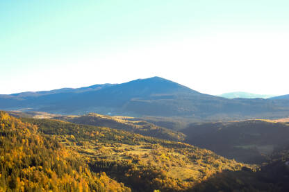 Panorama i pogled na brežuljke. Jesen. Vlašić