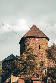 Tvrđava Vranduk podignuta je krajem XIV stoljeća u župi Brod, jednoj od 7 župa srednjovjekovne Bosne. Bila je banski, a zatim i kraljevski grad. Ime Vranduk prvi put spominje se 1410. godine.