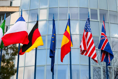 Nacionalne zastave nekoliko zemalja i zastava EU na zgradi. Zastave Francuske, Njemačke, Evropske unije, Rumunije, Sjedinjenih Američkih Država i Ujedinjenog Kraljevstva.