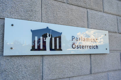 Parlament Austrije. Natpis na ulazu u Austrijski parlament u Beču.