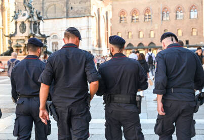 Karabinjeri patroliraju gradom u Italiji. Specijalne snage policije na ulici. Grupa policajaca.