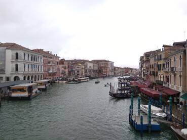 Pogled sa jednog od najposjecenih mostova u Veneciji. Prelijepa arhitektura, mnoge gondole.