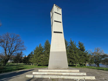 Jedina sahat kula u Zenici. Nalazi se na Kamberovića polju, parku gdje se svakodnevno kreće veliki broj ljudi.