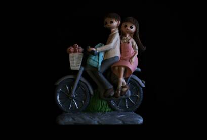Poklon za voljenu osobu, predmet par na biciklu, crna pozadina