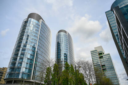 Moderni neboderi u Briselu, Belgija. Staklena fasada na zgradi u Bruxellesu.