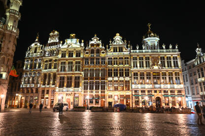 Brisel, Belgija: Ljudi na glavnom trgu u centru grada noću. Brussels - Grand Place je centralni trg. Osvijetljene historijske zgrade.