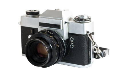 Stari analogni foto aparat Stari analogni foto aparat na bijeloj pozadini