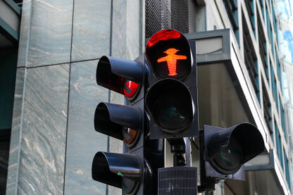 Crveno svjetlo na semaforu u Berlinu, Njemačka. Ampelmann. Semafor za pješake i vozila.